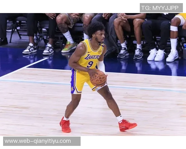 湖人训练热身艾顿与克内克特折返跑展现拼搏精神与团队默契 湖人训练热身艾顿与克内克特折返跑展现拼搏精神与团队默契